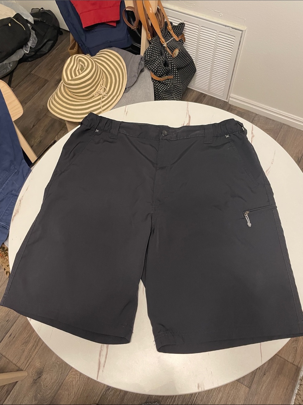 Source Unknown Black Men's Hybrid Shorts with Thigh Zip
